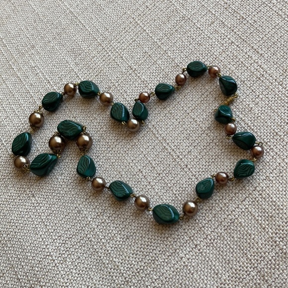Vintage Necklace with green beads and taupe pearls, screwback closure - Picture 11 of 12